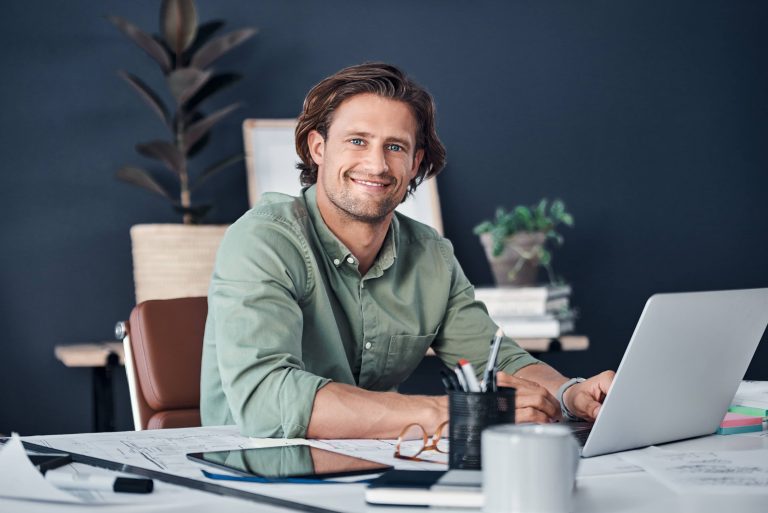 Digital Finance und ESG - Finanzexperte bei der Arbeit