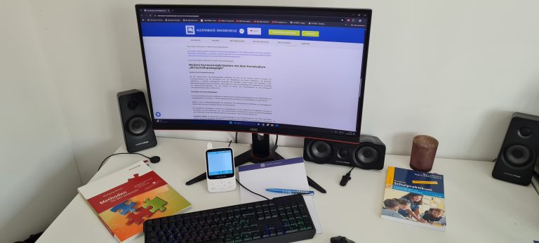 Arbeitsplatz mit Bildschirm und Tastatur