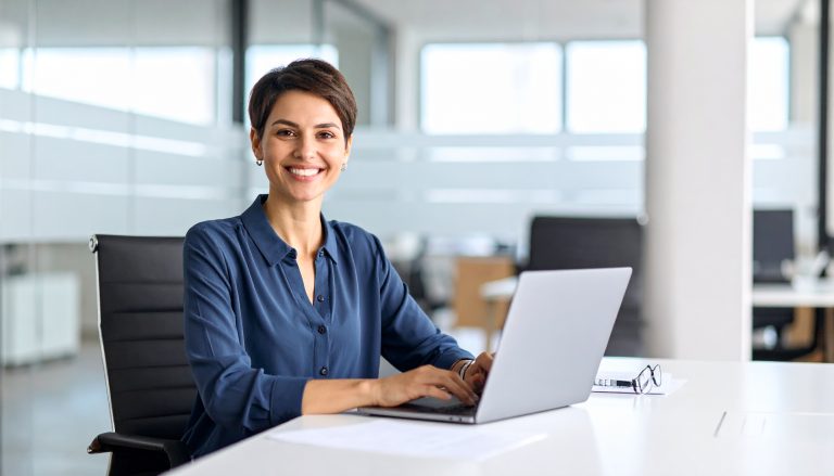 Junge Frau am Laptop im Büro