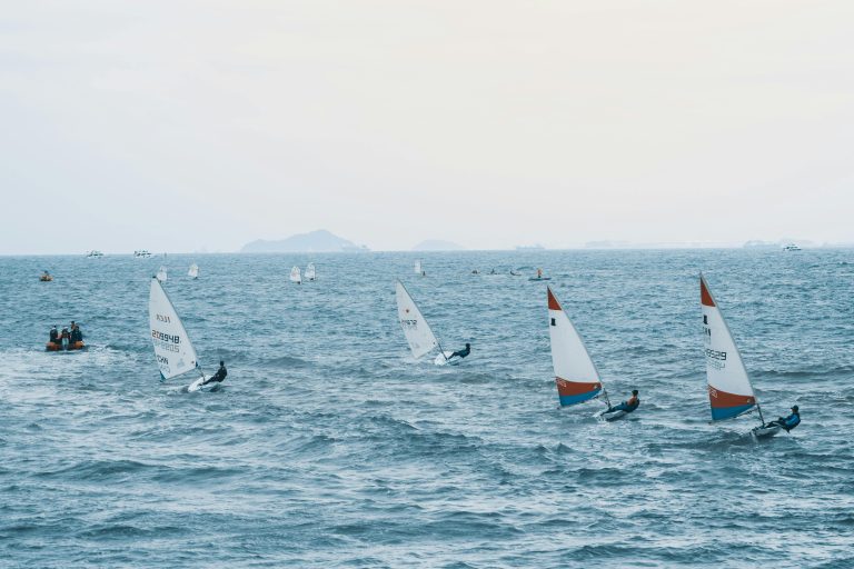 Segelwettbewerb - segelnde Boote auf dem Meer